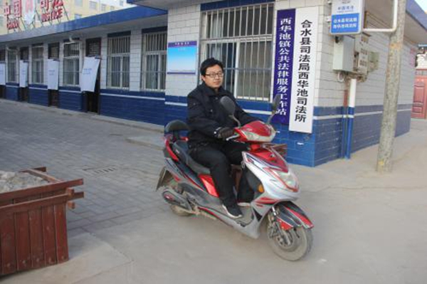 受理纠纷700余起，为数百个家庭排忧解难......他是骑着“摩的”的司法小王